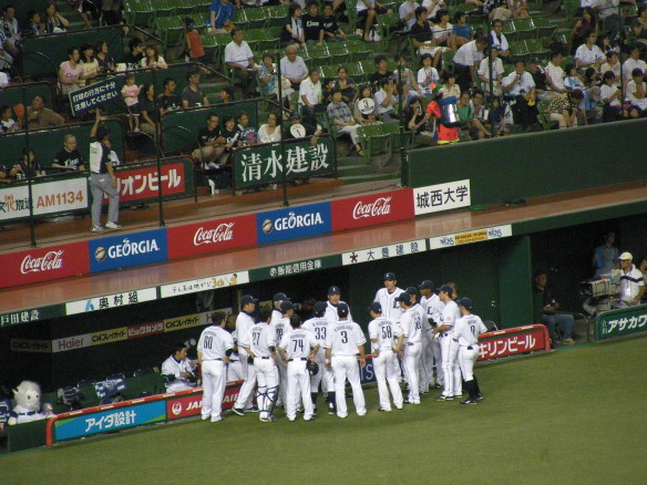 三塁側ダグアウト、円陣を組む埼玉西武ライオンズの選手たち